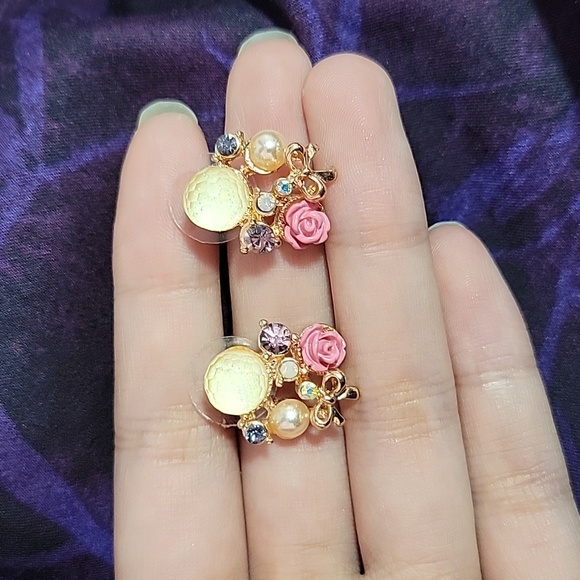 BETSEY JOHNSON floral, sparkly earrings - Picture 3 of 5